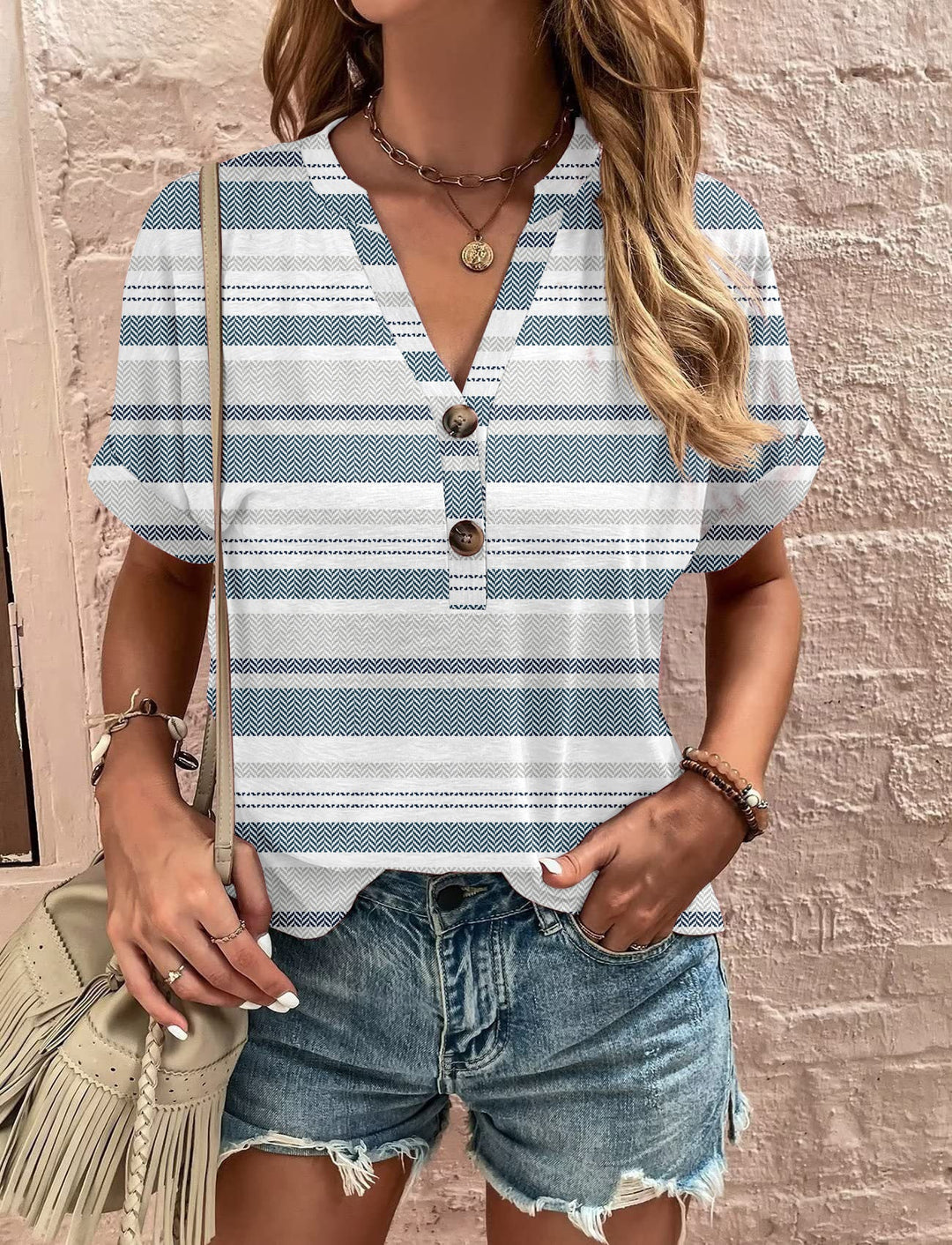 Damen Kurzarm Bluse mit dekorativem Musterdruck und knöpfbarem Ausschnitt W&W Mode