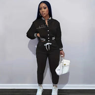 Damen Sportanzug mit modischem Schnitt und praktischen Taschen WW