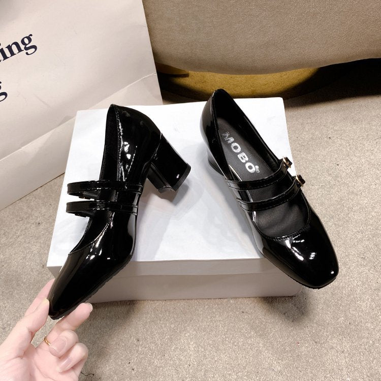 Damen Elegante Mary Jane Pumps mit dekorativen Riemchen und hochglänzendem Finish W&W Mode