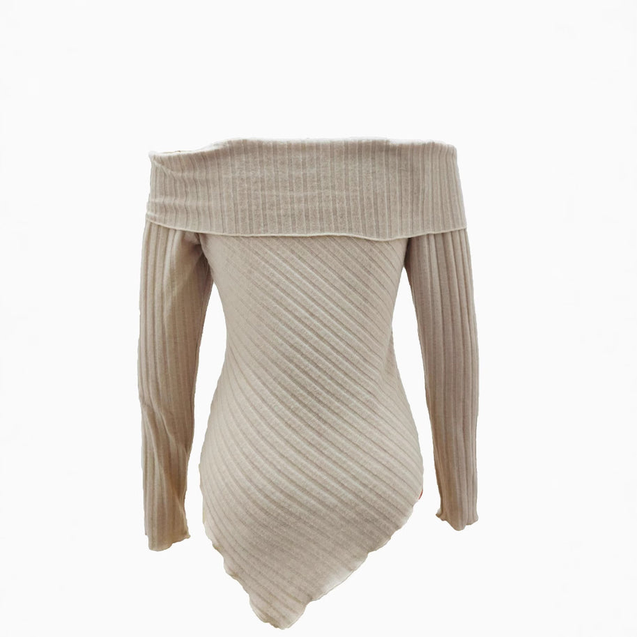 Damen  Schulterfreies Oberteil aus Rippstrick mit asymmetrischem Saum und dekorativen Details WW