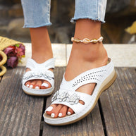Damen Bequeme Fußbett-Sandalen mit modischen Lochmuster und eleganter Blütenapplikation WW