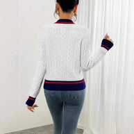Damen Strickjacke mit klassischen Zopfmuster und kontrastierenden Akzenten WW