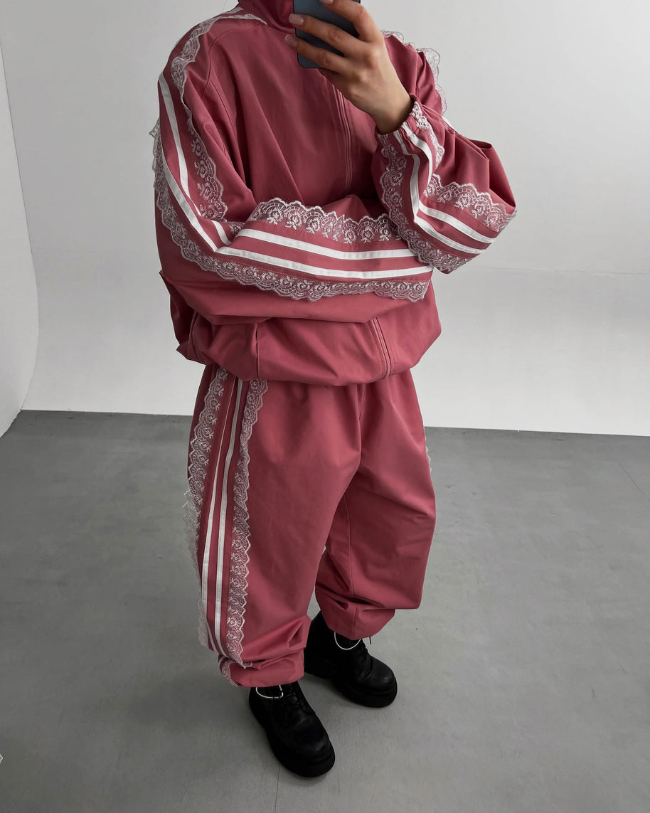 Damen sportliches Set mit eleganten Spitzenapplikationen WW