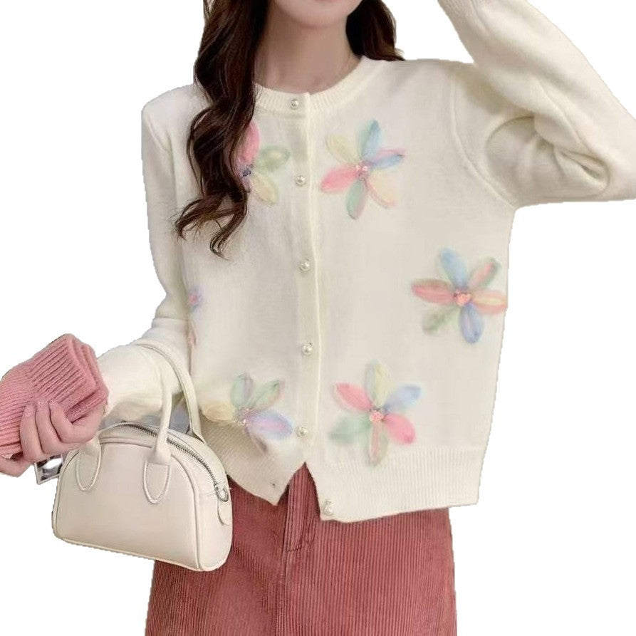 Damen Strickjacke mit floralen Stickereien und Knopfverschluss WW