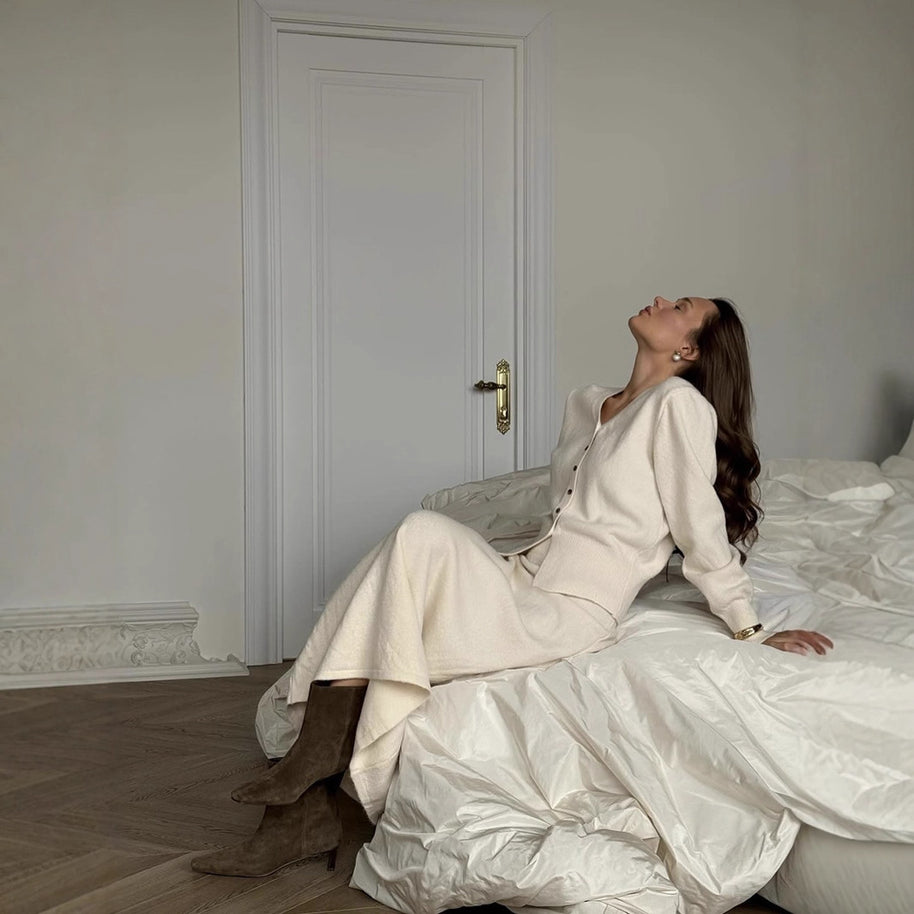 Damen Strickensemble mit klassischem V-Ausschnitt und Knopfdetails WW