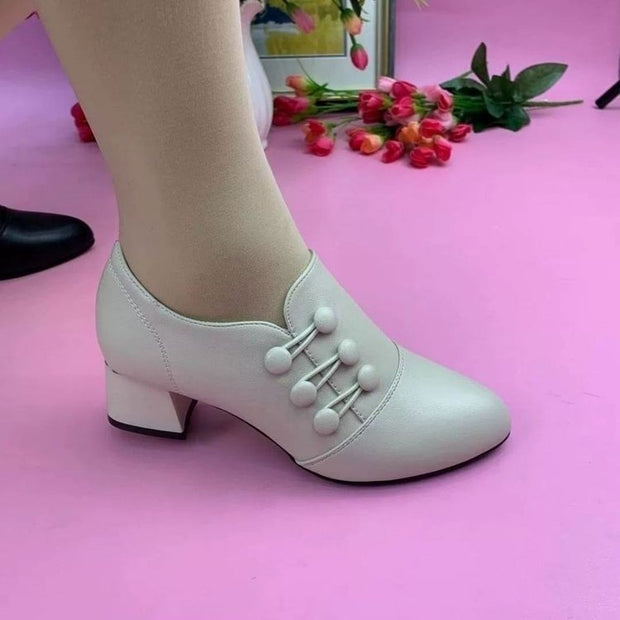 Damen Elegante Heels mit dekorativen Knopfdetails und modernem Blockabsatz W&W