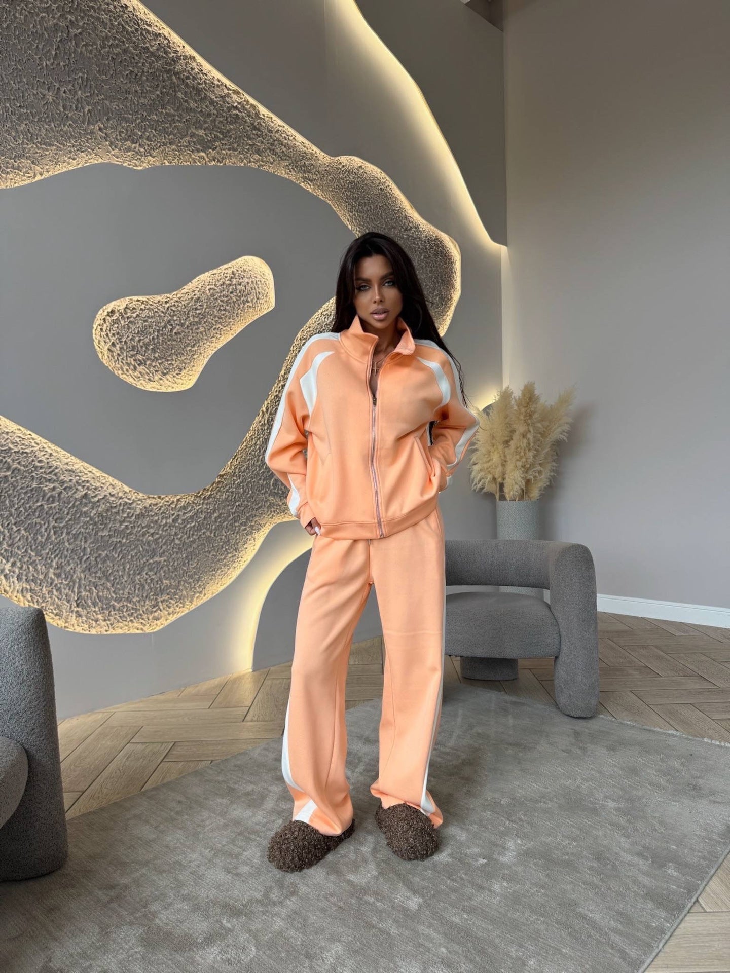 Damen sportlicher Trainingsanzug mit Reißverschluss und elastischen Akzenten WW