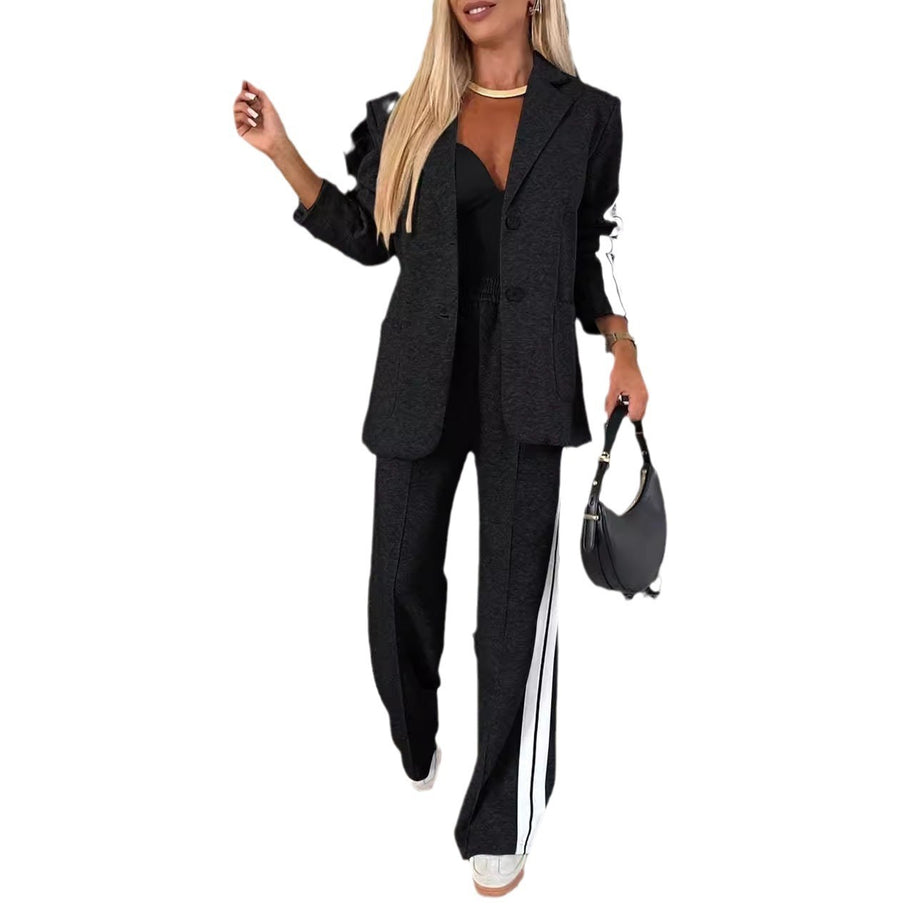 Damen Sportliches Zweiteiler-Outfit mit moderner Schnittführung und markanten Streifen WW