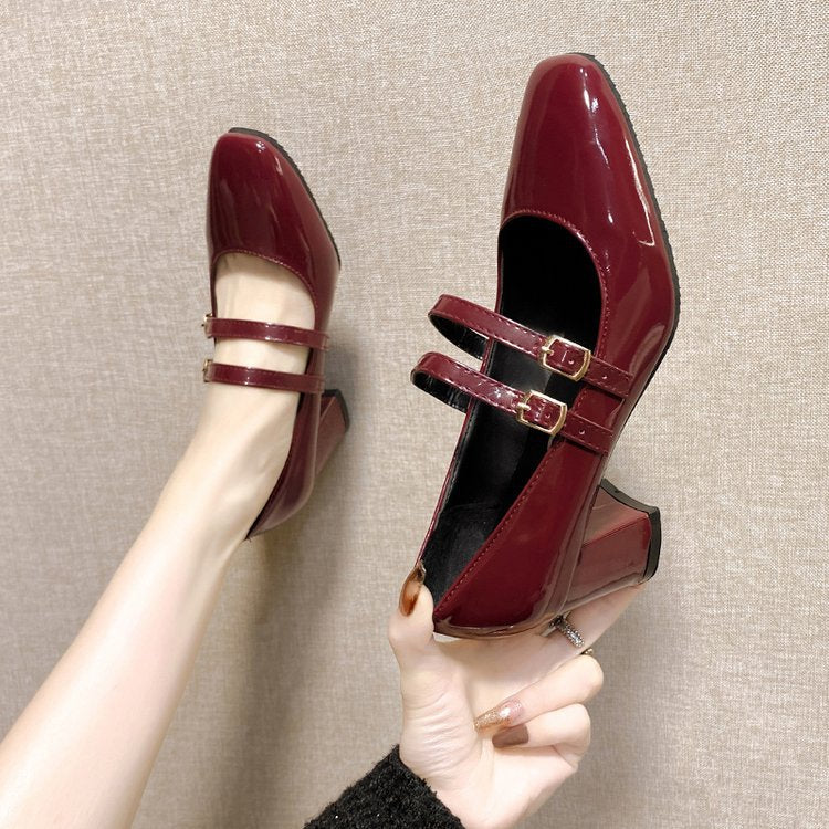 Damen Elegante Mary Jane Pumps mit dekorativen Riemchen und hochglänzendem Finish W&W