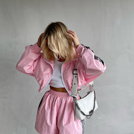 Damen Sportliches Windbreaker-Set mit elastischen Shorts WW
