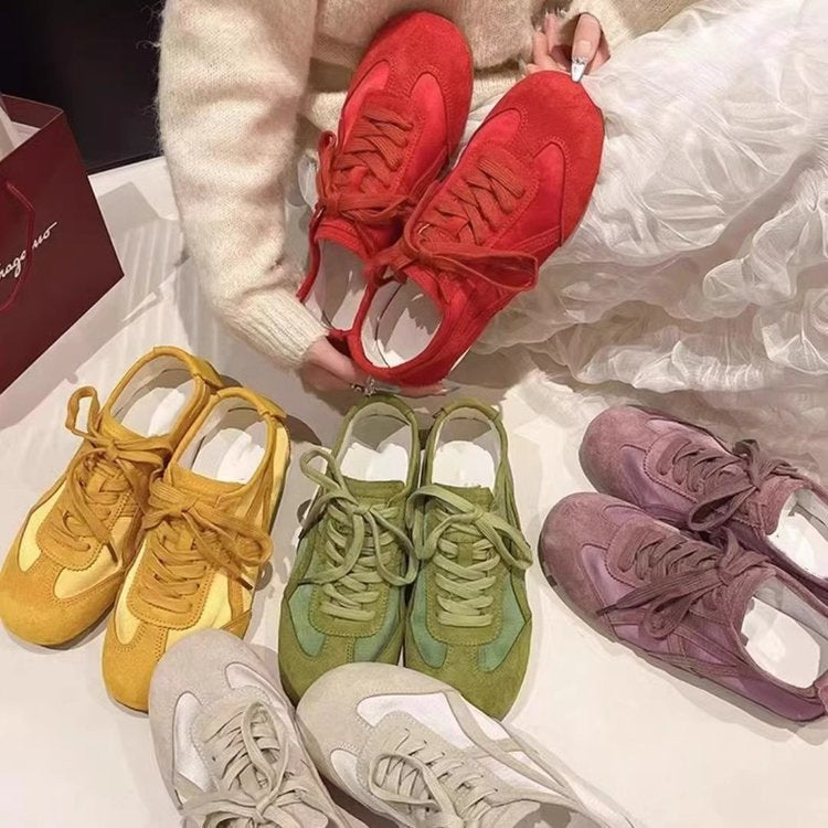 Damen Sneakers aus atmungsaktivem Wildleder mit modischen Schnürdetails WW