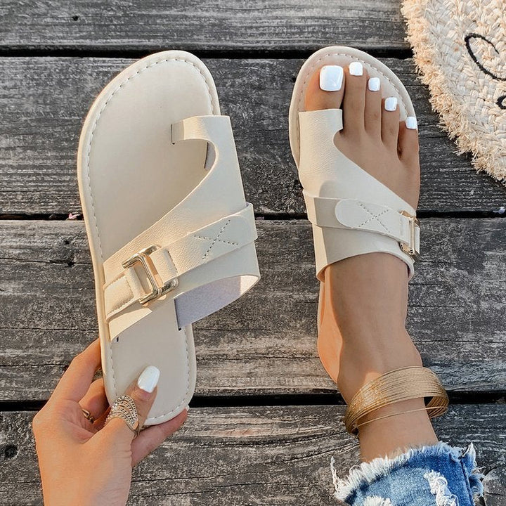 Damen Zehentrenner-Sandalen mit modischem Schnallen-Detail und bequemem Fußbett W&W Mode