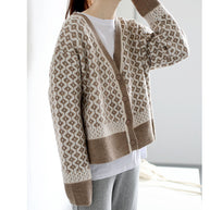 Damen Strickjacke mit geometrischem Design und Knopfverschluss WW