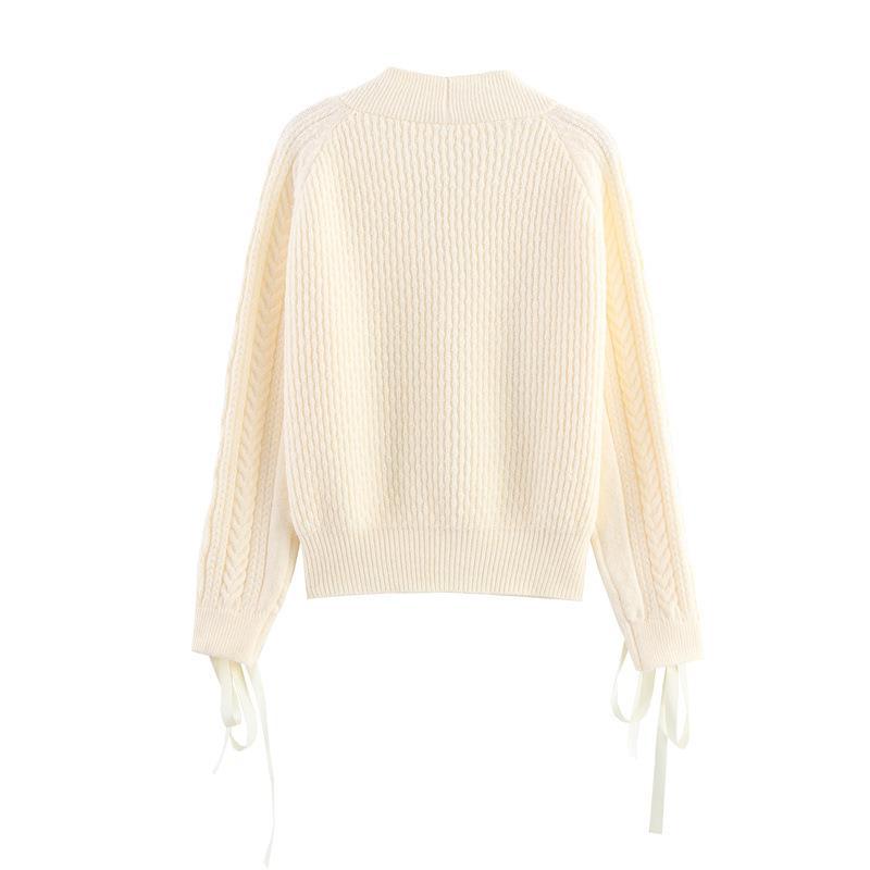 Damen Strickjacke mit detaillierter Zopfmusterung und eleganten Rüschendetails WW