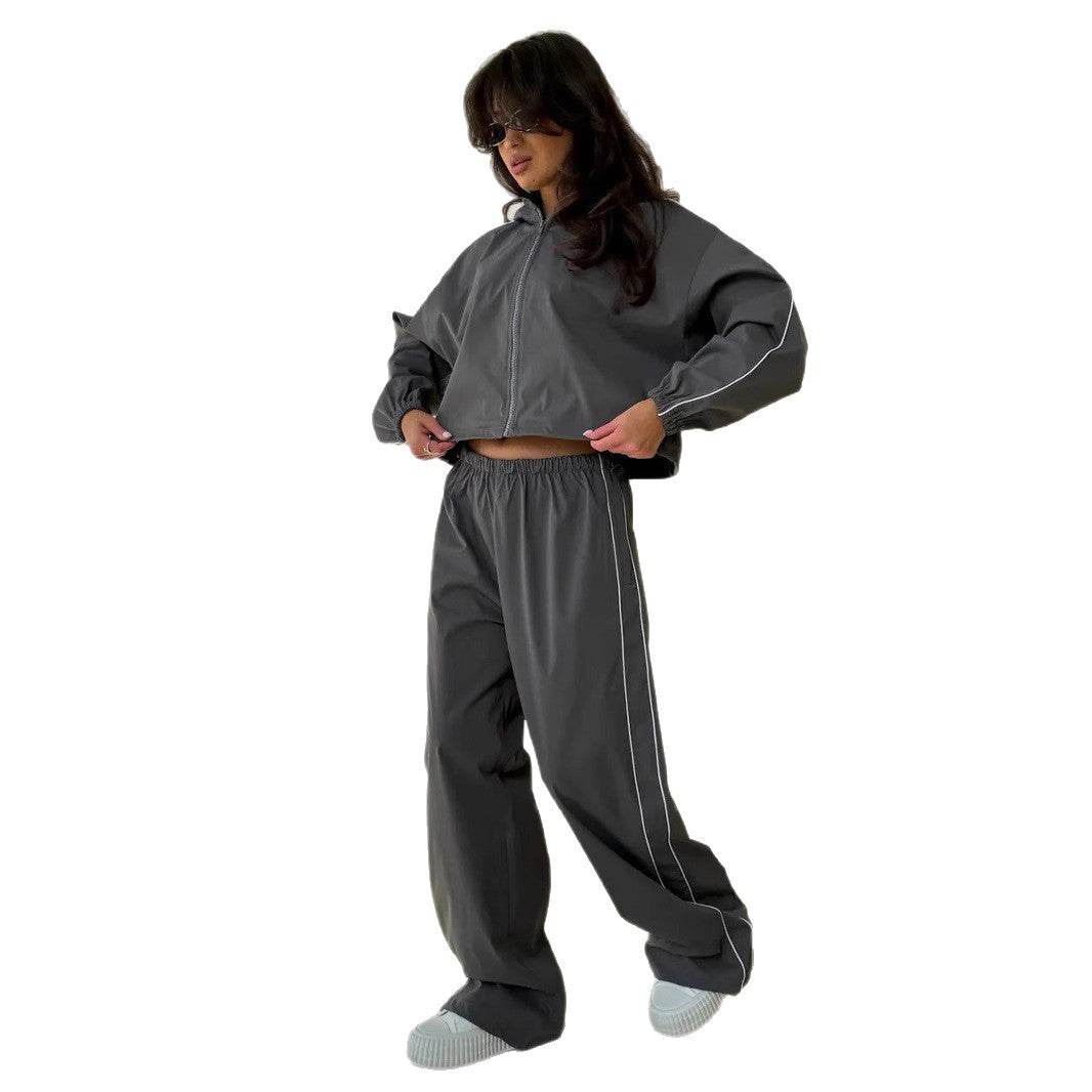 Damen sportliches Set mit funktionalem Kapuzenoberteil und lockerer Hose WW