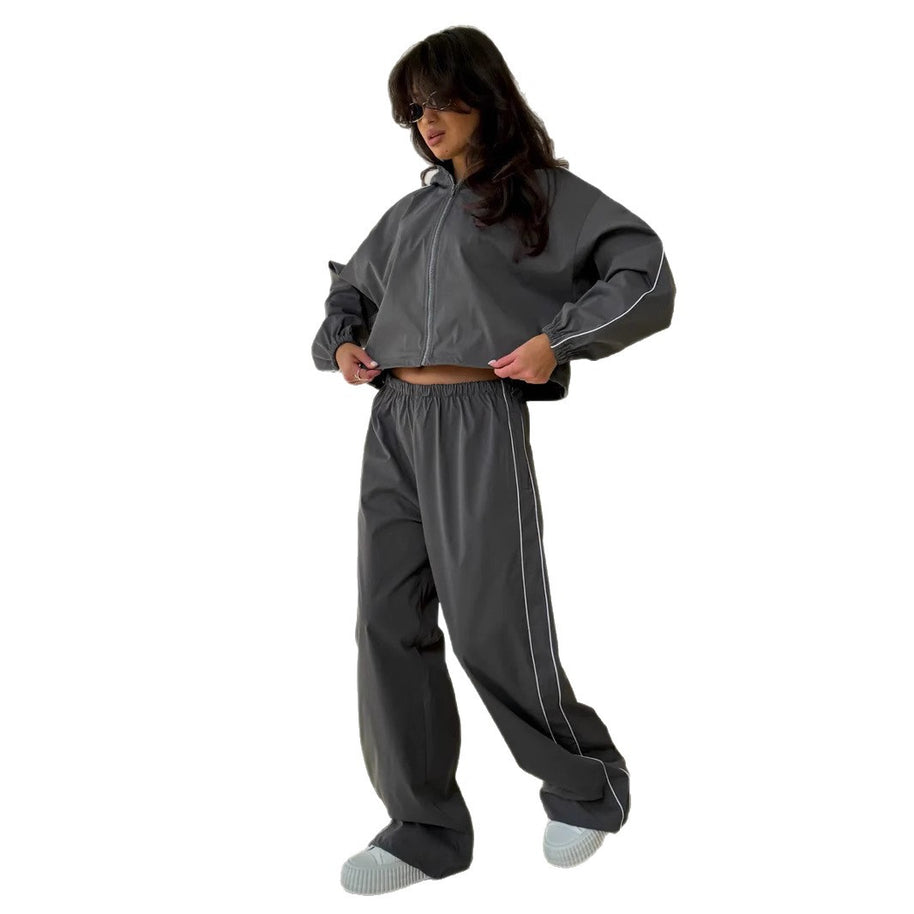 Damen sportliches Set mit funktionalem Kapuzenoberteil und lockerer Hose WW