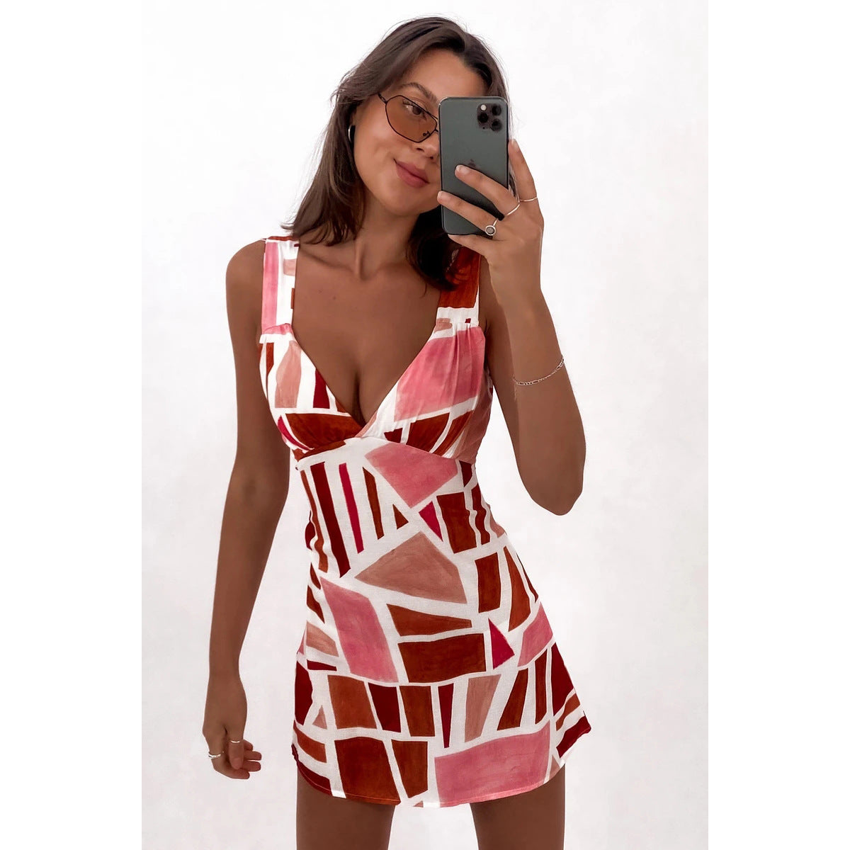 Damen figurbetontes Minikleid mit auffälligem geometrischem Design und tiefem V-Ausschnitt WW