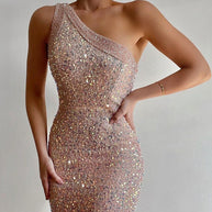 Damen Glamouröses Abendkleid mit asymmetrischem Ausschnitt und schimmernden Details WW