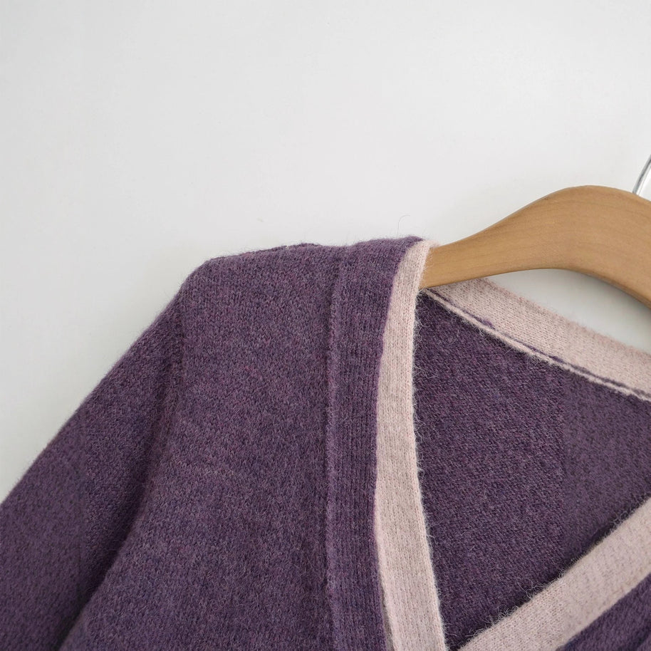 Damen Strickjacke mit V-Ausschnitt und kontrastierenden Details WW