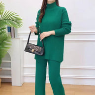 Damen Strickensemble mit hohem Kragen und eleganten Knopfdetails WW