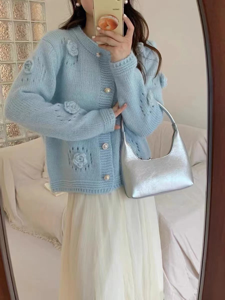 Damen Strickjacke mit eleganten Rosenapplikationen und Knopfverschluss WW