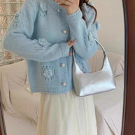 Damen Strickjacke mit eleganten Rosenapplikationen und Knopfverschluss WW