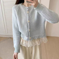 Damen Strickjacke mit dekorativer Spitzenunterlage und Knopfdetails WW