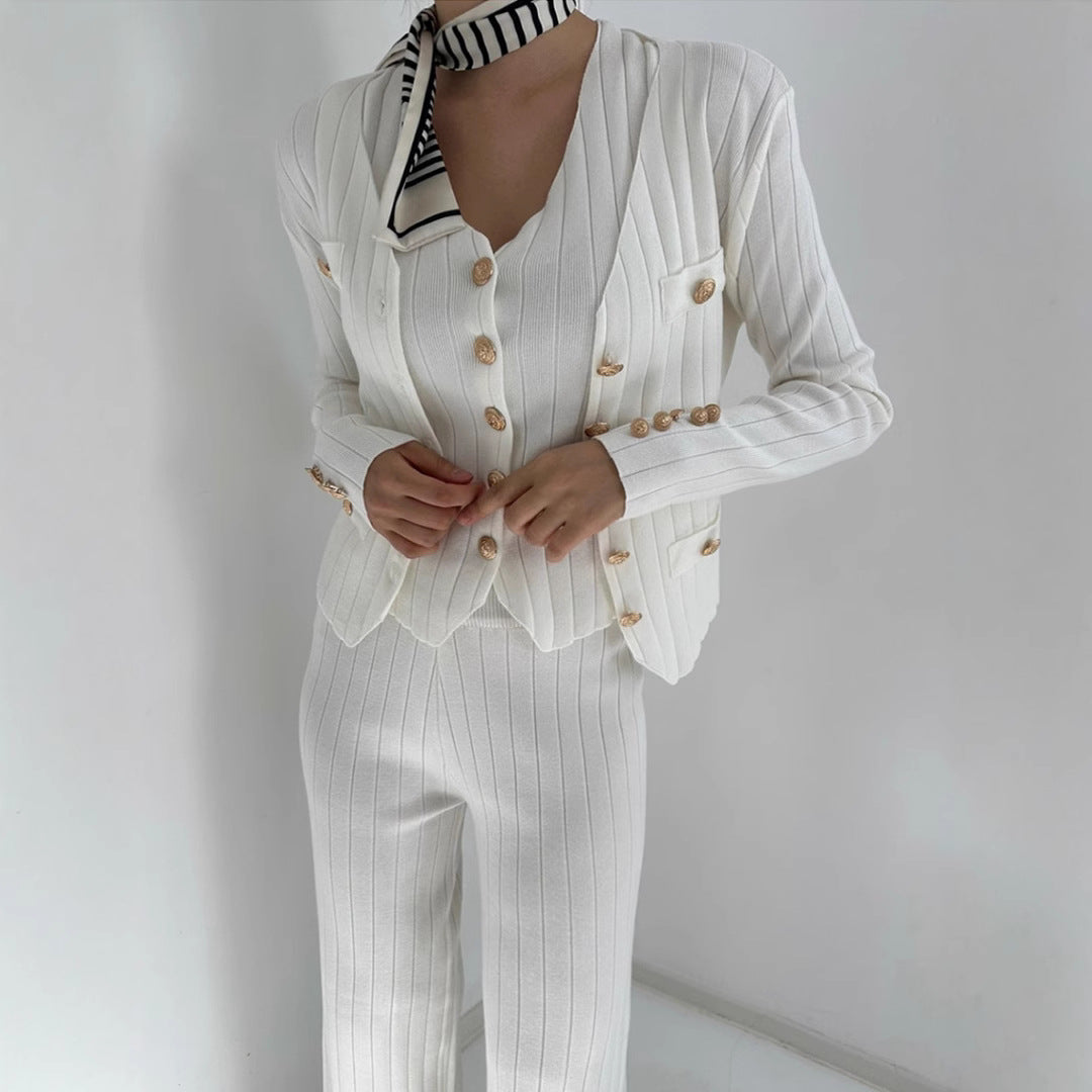 Damen elegantes gestricktes Ensemble mit Knopfdetaillierung WW