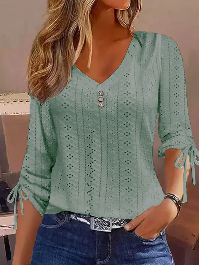 Damen Blusenshirt mit raffiniertem Lochmuster und Knopfdetails WW