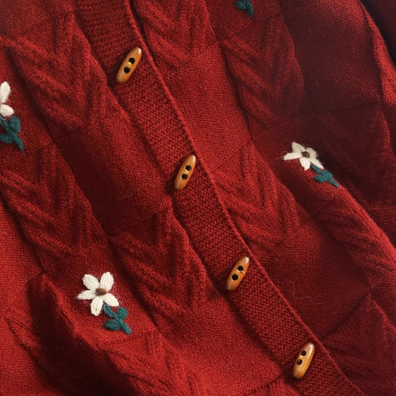 Damen Strickjacke mit floralem Zopfmuster und Holzknöpfen WW