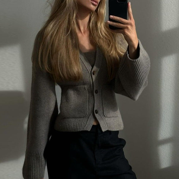 Damen Strickjacke mit tiefem V-Ausschnitt und praktischen Taschen WW