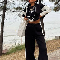 Damen Sportliches Sweatsuit mit kontrastierenden Einsätzen und hohem Kragen WW