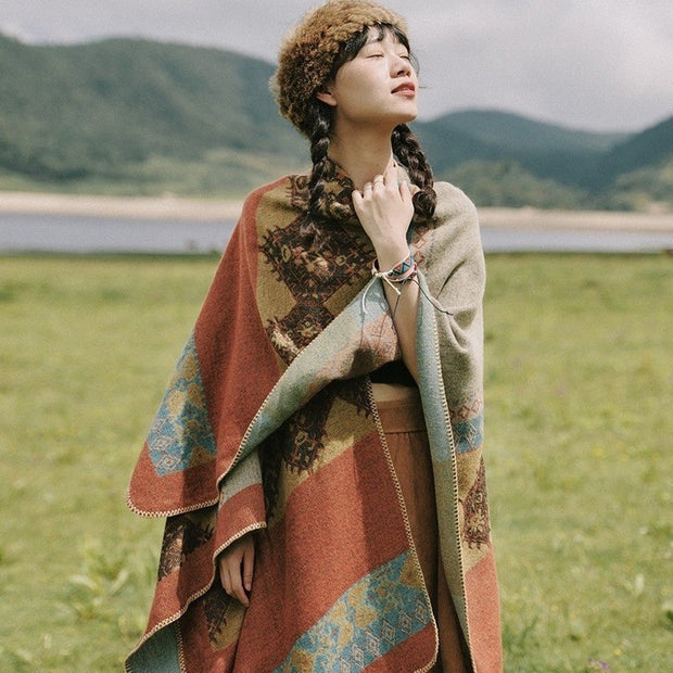 Damen Modischer Poncho mit kunstvollem Muster und fransigen Kanten WW