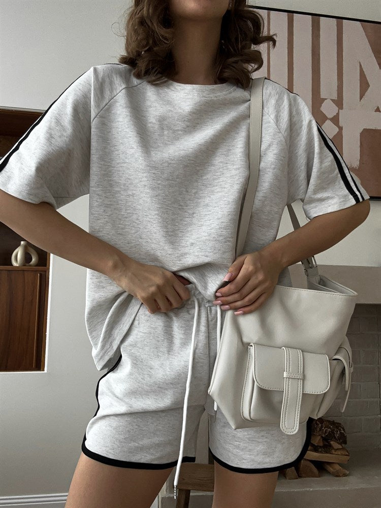 Damen sportliches Kurzarm-Set mit seitlichen Kontraststreifen und elastischer Taille WW