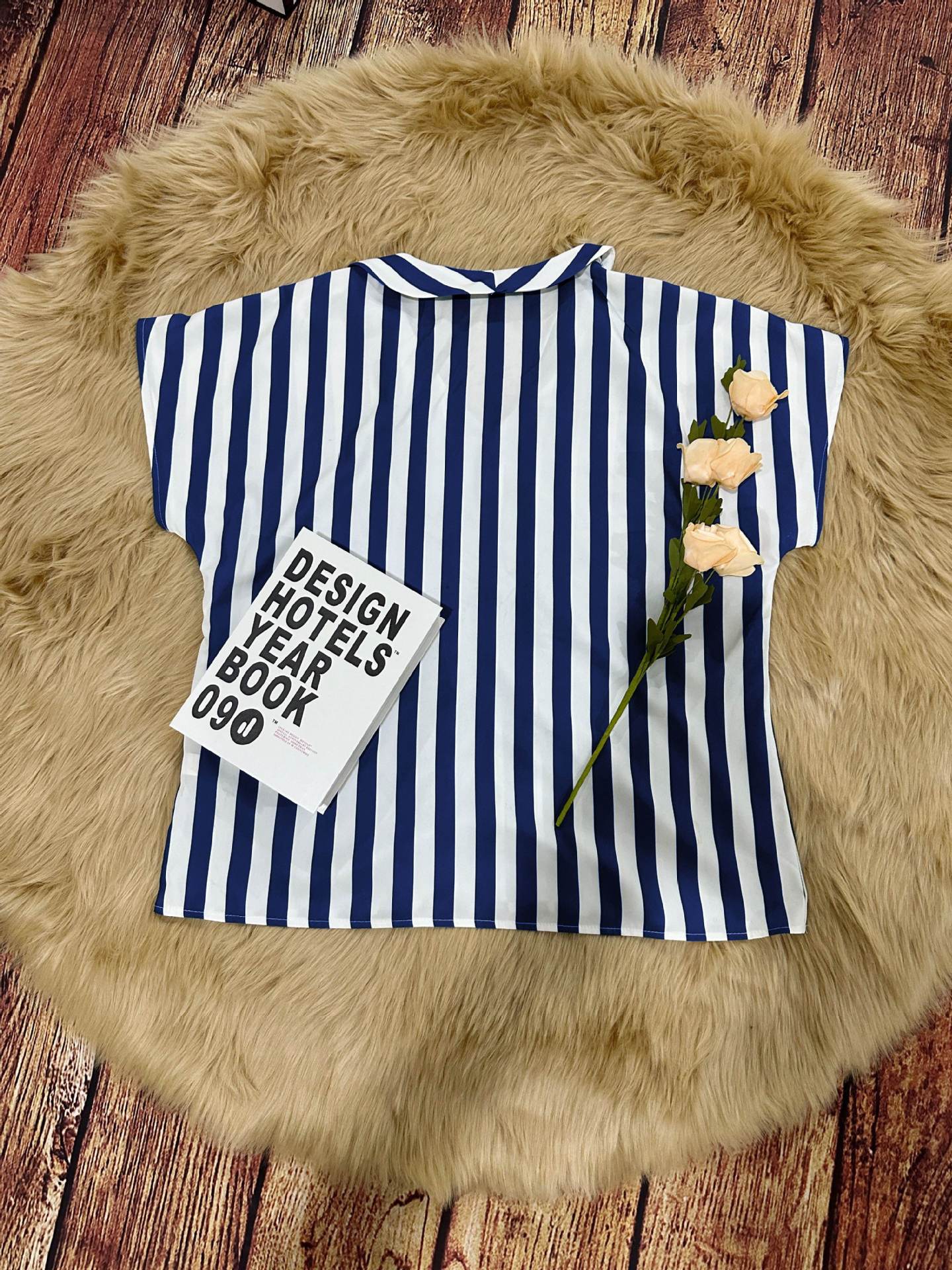 Damen Bluse im elegant gestreiften Design mit modernem V-Ausschnitt und kurzen Ärmeln WW