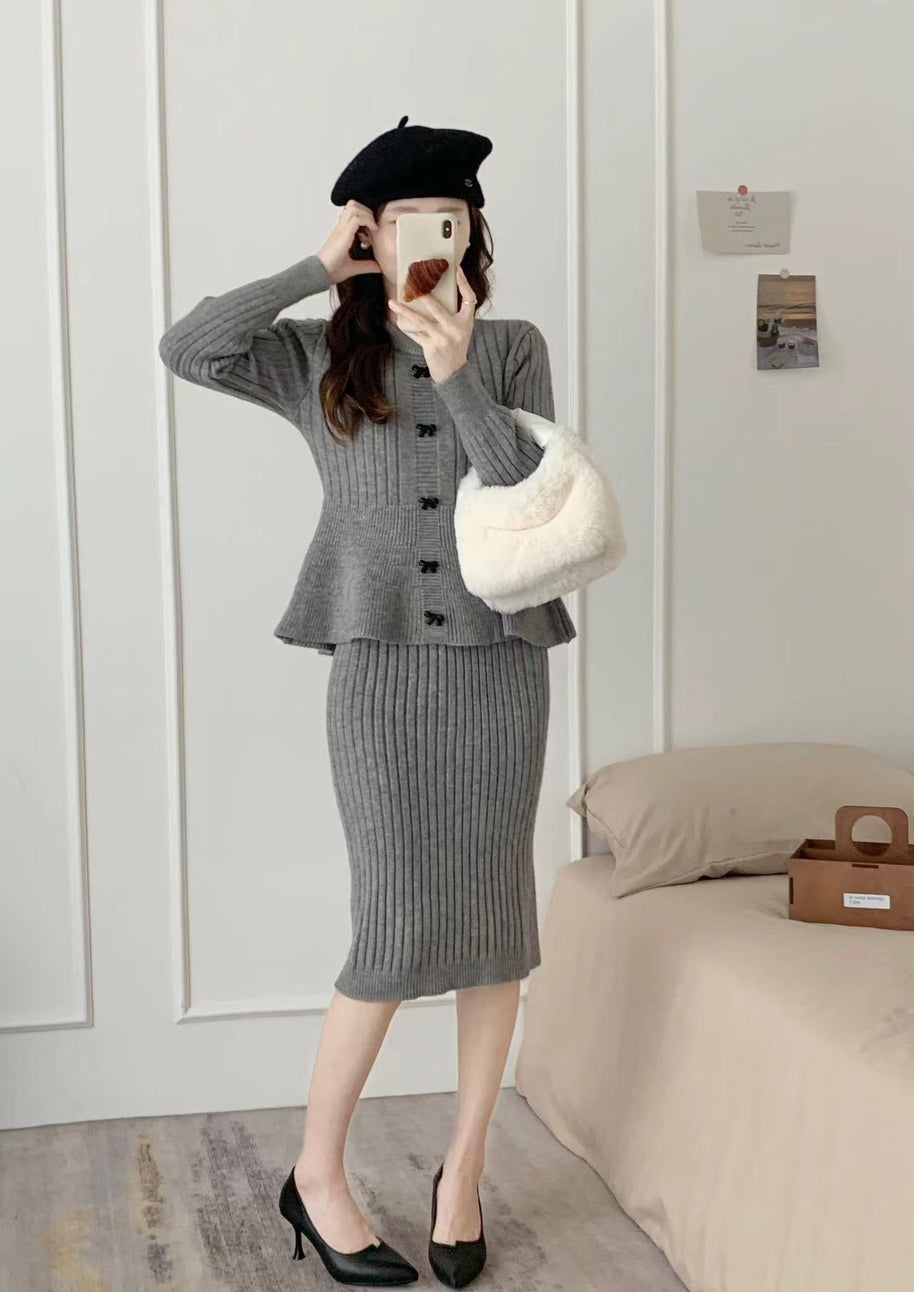 Damen Strickensemble mit elegantem Rock und feiner Knopfdetails WW