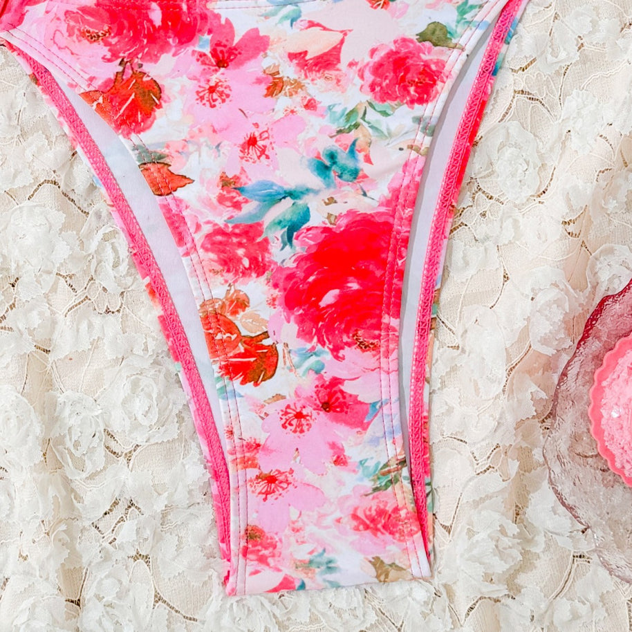 Damen Bikini-Set mit floralem Triangel-Oberteil und sensualen Low-Rise-Höschen WW