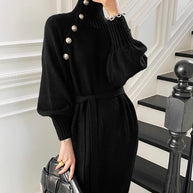 Damen Strickkleid mit hohem Kragen und dekorativen Knöpfen WW