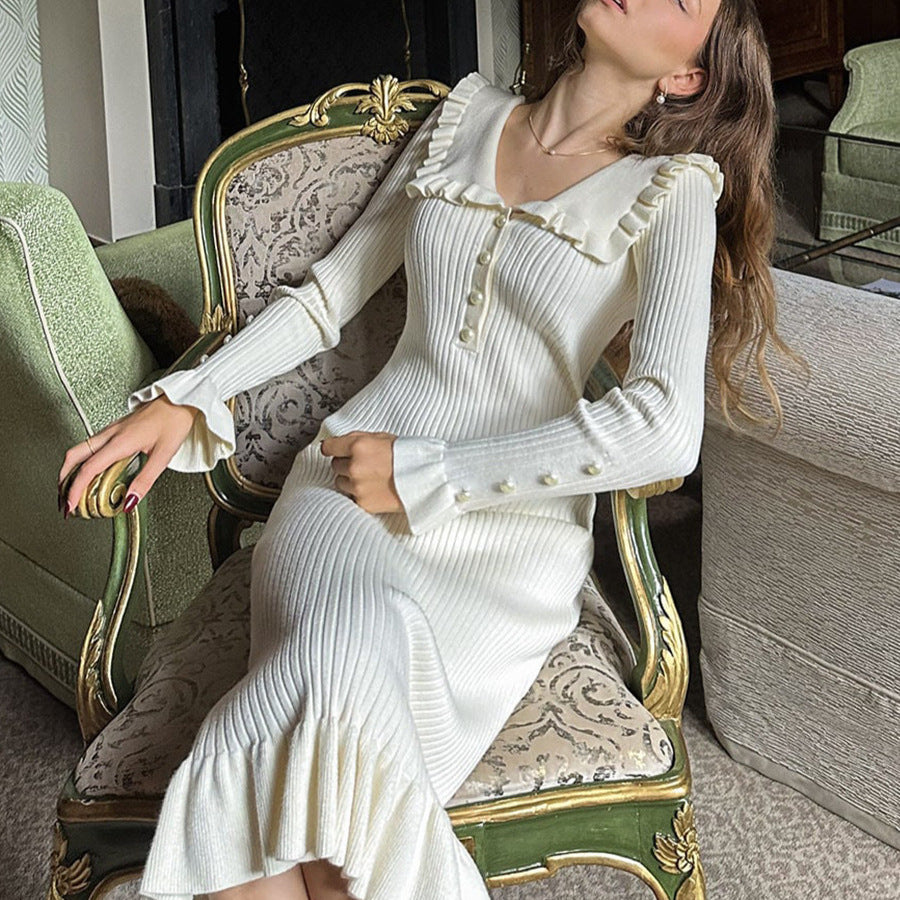 Damen Raffiniertes Strickkleid mit Rüschendetails und Perlknopfverzierung WW