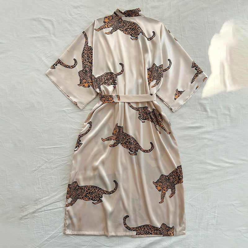Damen Satin-Kimono-Robe mit lebhaftem Leopardenmotiv und elegantem Gürtel WW