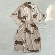 Damen Satin-Kimono-Robe mit lebhaftem Leopardenmotiv und elegantem Gürtel WW