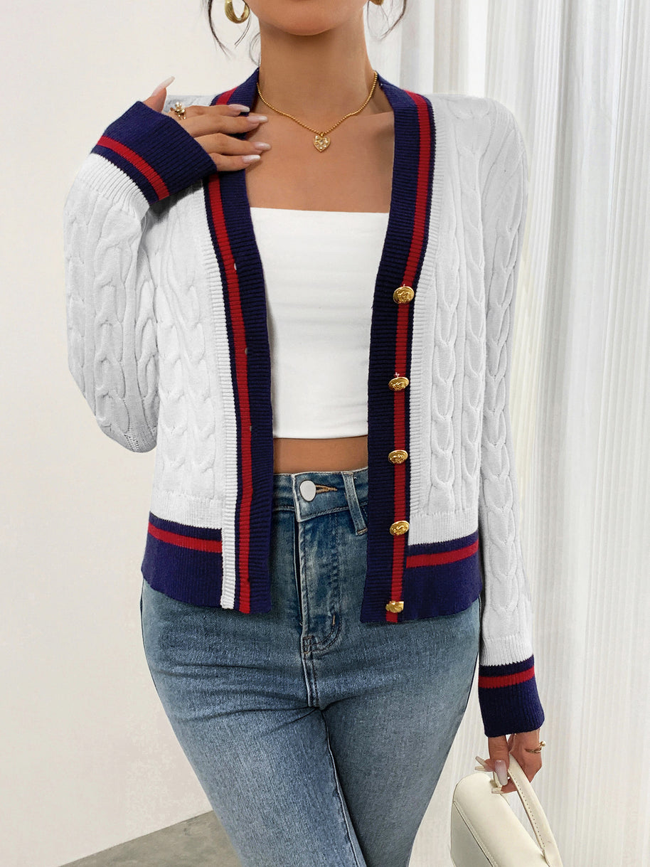 Damen Strickjacke mit klassischen Zopfmuster und kontrastierenden Akzenten WW