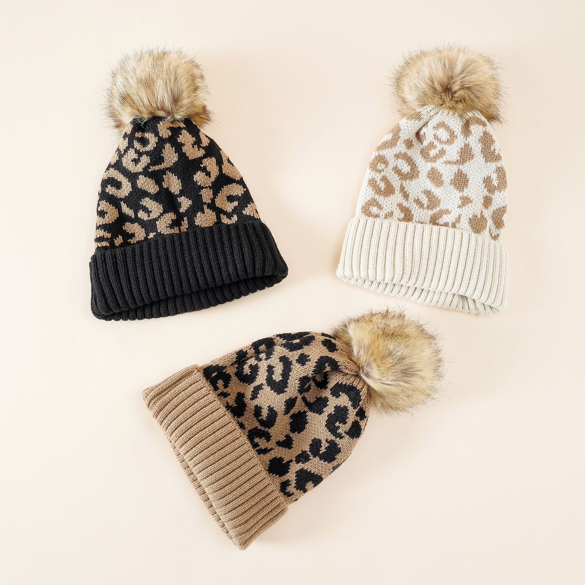Damen Strickmütze mit elegantem Leopardenmuster und kuscheligem Kunstfellpompon WW