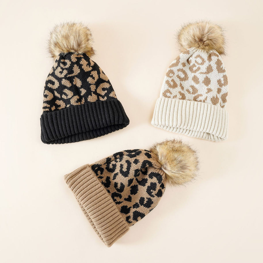 Damen Strickmütze mit elegantem Leopardenmuster und kuscheligem Kunstfellpompon WW
