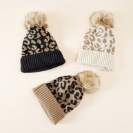 Damen Strickmütze mit elegantem Leopardenmuster und kuscheligem Kunstfellpompon WW