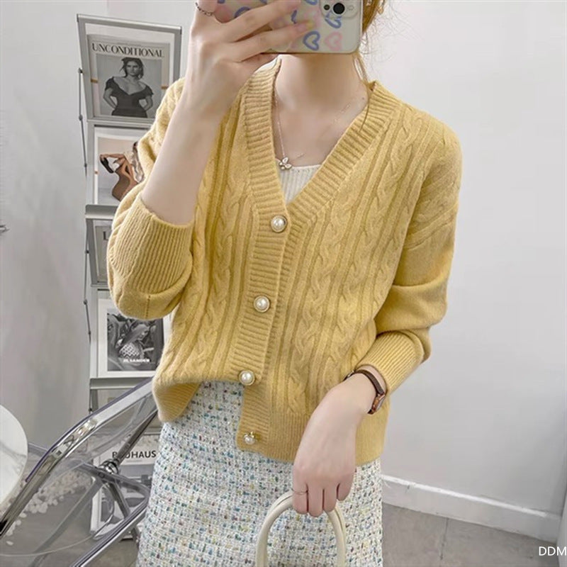 Damen Strickjacke mit elegantem Zopfmuster und hochwertigen Knopfdetails WW