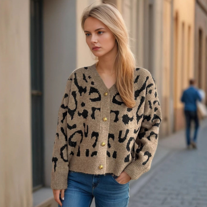 Damen Strickjacke im modernen Leopardenmuster mit Knopfdetails WW