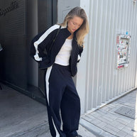 Damen sportliches Set mit attraktiven Kontraststreifen und weitem Schnitt WW