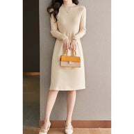 Damen Strickkleid mit eleganten Knopfdetails und Rundhalsausschnitt WW