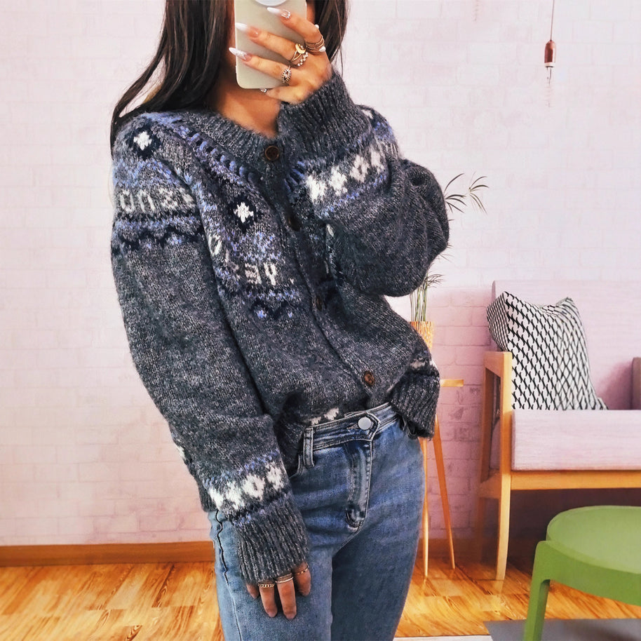 Damen Strickjacke mit buntem nordischen Muster und hochwertigen Holzknöpfen WW